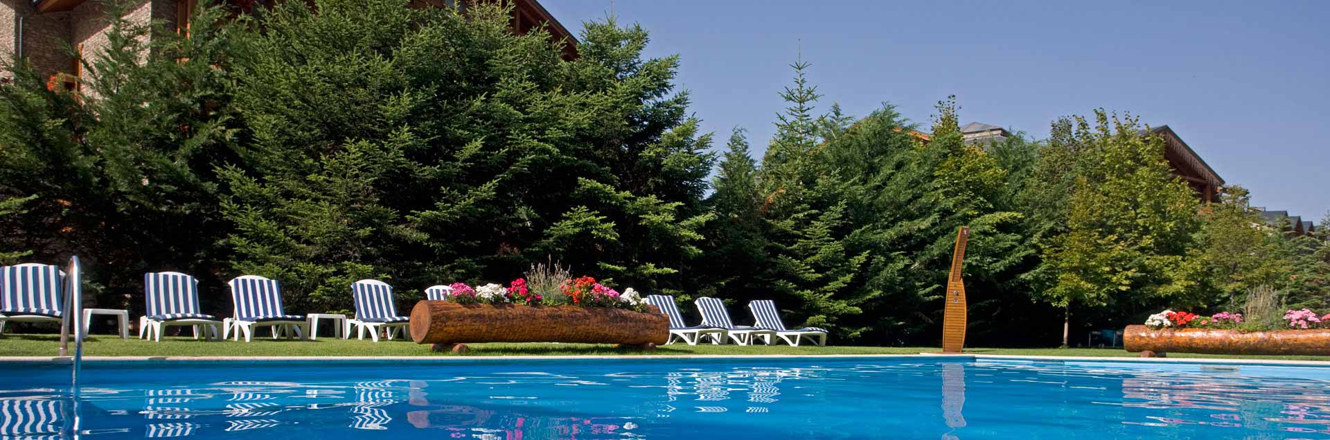 Hôtel à Soldeu avec une piscine en été